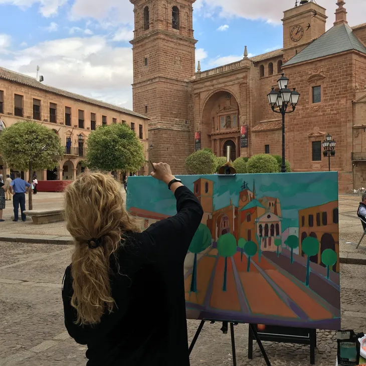 Cristina Lanz pintando un paisaje urbano